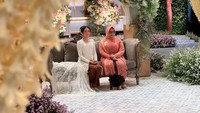 Mempelai wanita mengenakan kebaya berwarna putih dan kain batik, berada di ruangan lain ditemani oleh ibunda kedua mempelai. Sebelum memulai ijab kabul, lantunan ayat suci Al-Quran dibacakan oleh juara I MTQ nasional dan internasional, Ustaz Fauzy Ridwan. (Foto: Dok Istimewa)