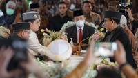 Acara akad nikah putri sulung Anies Baswedan itu digelar di Putri Duyung Resort, Ancol, Jakarta Utara, pada hari ini pukul 08.30 WIB. Tampak mempelai pria mengenakan jas warna putih yang didampingi oleh ayah kedua mempelai. (Foto: Dok Istimewa)