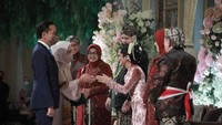 Presiden Jokowi mengenakan setelan jas berwarna hitam, sedangkan Iriana mengenakan baju kebaya warna pink.  (dok.Istimewa).