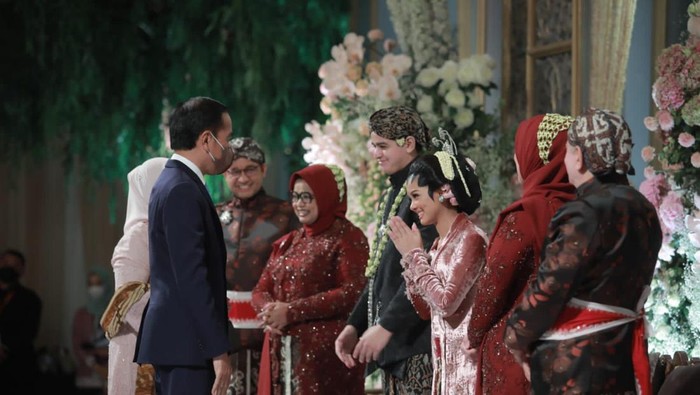 Presiden Joko Widodo (Jokowi) bersama Ibu Negara Iriana Jokowi hadiri pesta pernikahan anak Anies Baswedan.