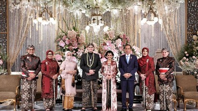 Potret Jokowi-Iriana Beri Ucapan Selamat di Resepsi Putri Anies