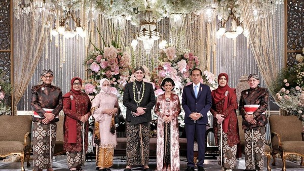 Potret Jokowi-Iriana Beri Ucapan Selamat di Resepsi Putri Anies