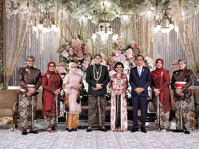 Presiden Joko Widodo (Jokowi) bersama Ibu Negara Iriana Jokowi hadiri pesta pernikahan anak Anies Baswedan.