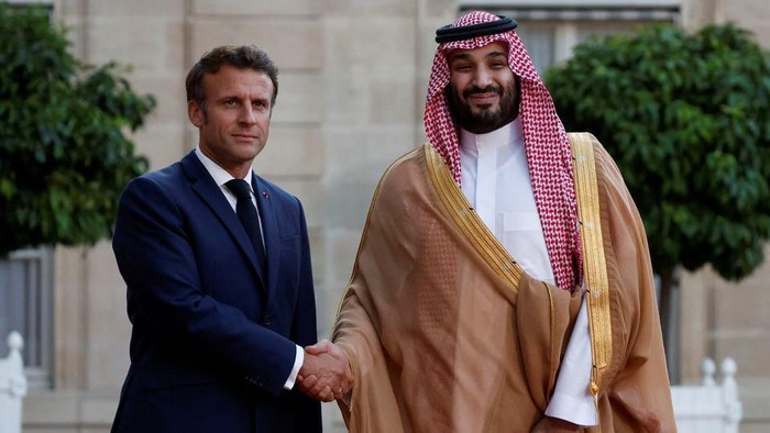 French President Emmanuel Macron and Saudi Crown Prince Mohammed bin Salman shake hands ahead of a working dinner at the Elysee Palace in Paris, France, July 28, 2022. REUTERS/Benoit Tessier