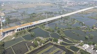 Foto udara pembangunan Tol Cibitung-Cilincing seksi 4 di Marunda, Cilincing, Jakarta Utara, Selasa (19/7/2022) lalu. Proyek ini akan selesai tahun ini loh. (Risyal Hidayat/AntaraFoto)