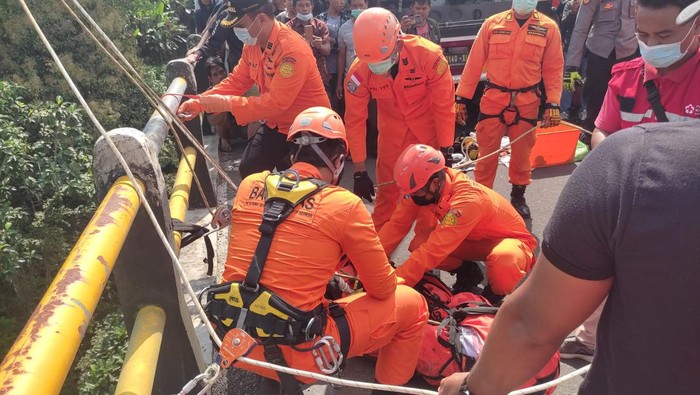 Proses evakuasi jenazah IGAP (59) yang diduga meninggal karena bunuh diri dengan cara terjun dari Titi Gantung di Desa Cau Belayu, Kecamatan Marga, Tabanan, Bali, Jumat (29/7/2022).