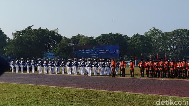 Puncak peringatan Hari Bhakti TNI AU 2022 di Lapangan Dirgantara AAU, Yogyakarta, Jumat (29/7/2022).