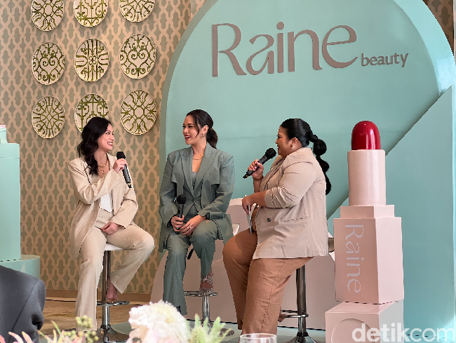 Penampilan Raisa terlihat simpel dengan rambut panjang yang diikat satu ke belakang. Ia kemudian melengkapinya dengan heels berwarna silver transparan yang dihiasi dengan studs serta beberapa aksesori seperti cincin, anting, dan kalung. Foto: Wolipop/Vina Oktiani