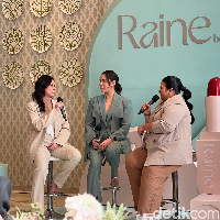 Penampilan Raisa terlihat simpel dengan rambut panjang yang diikat satu ke belakang. Ia kemudian melengkapinya dengan heels berwarna silver transparan yang dihiasi dengan studs serta beberapa aksesori seperti cincin, anting, dan kalung. Foto: Wolipop/Vina Oktiani