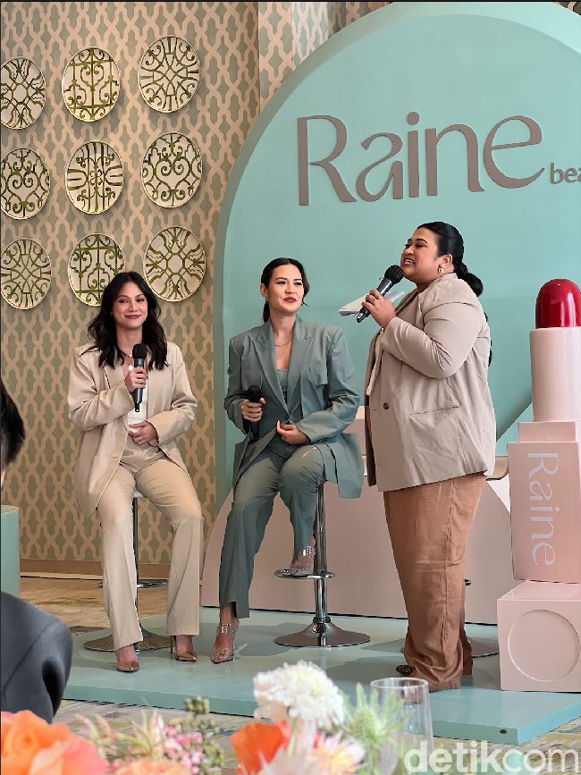 Dalam acara tersebut Raisa membeberkan jika dirinya sendiri baru mulai belajar makeup saat sudah bekerja. Bahkan awal-awalnya Raisa sempat belajar makeup di counter-counter mall. Kalau zaman dulu kan nggak kayak sekarang ya, mana mungkin bisa afford makeup artist. Jadi belajarlah terpaksa awalnya sendiri, belajar di counter-counter mall, kayak gitu-gitu, ungkap Raisa. Foto: Wolipop/Vina Oktiani