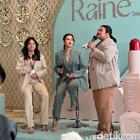 Dalam acara tersebut Raisa membeberkan jika dirinya sendiri baru mulai belajar makeup saat sudah bekerja. Bahkan awal-awalnya Raisa sempat belajar makeup di counter-counter mall. Kalau zaman dulu kan nggak kayak sekarang ya, mana mungkin bisa afford makeup artist. Jadi belajarlah terpaksa awalnya sendiri, belajar di counter-counter mall, kayak gitu-gitu, ungkap Raisa. Foto: Wolipop/Vina Oktiani