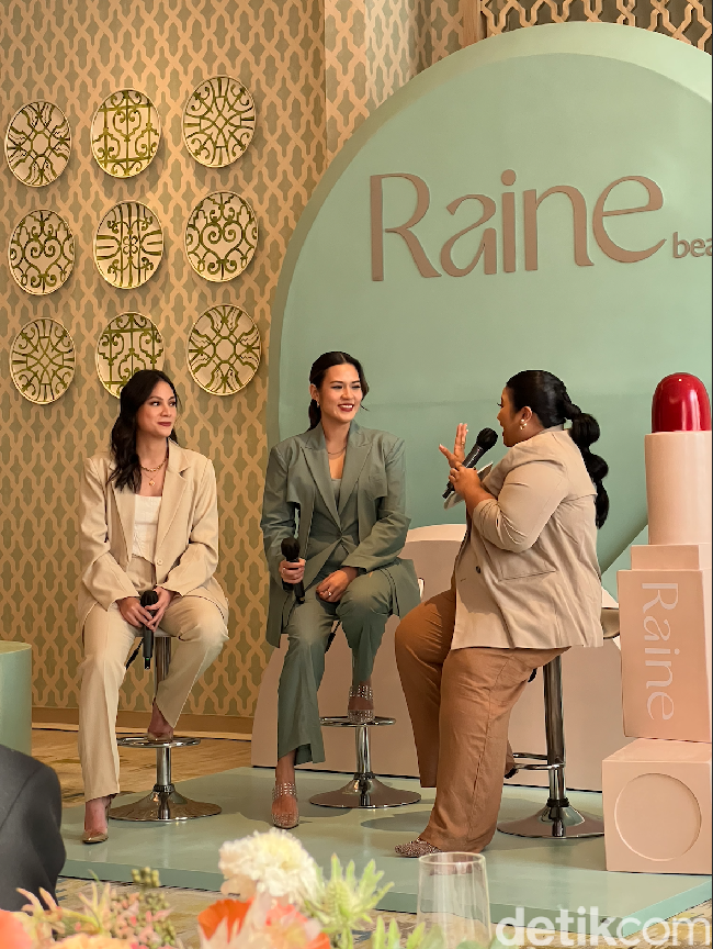 Ketika ditanya mengenai jenis riasan favoritnya Raisa pun menjawab, Tipe makeup yang aku banget itu adalah enchancing, jadi everything enchance, nggak dirubah, nggak di otak-atik. Tapi kayak misalnya kita punya alis begini, ya begini tapi rapih. Terus punya warna bibir begini ya begini tapi merona. Jadi aku lebih ke enchancing your natural beauty, terang Raisa. Foto: Wolipop/Vina Oktiani
