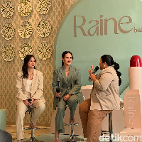 Ketika ditanya mengenai jenis riasan favoritnya Raisa pun menjawab, Tipe makeup yang aku banget itu adalah enchancing, jadi everything enchance, nggak dirubah, nggak di otak-atik. Tapi kayak misalnya kita punya alis begini, ya begini tapi rapih. Terus punya warna bibir begini ya begini tapi merona. Jadi aku lebih ke enchancing your natural beauty, terang Raisa. Foto: Wolipop/Vina Oktiani