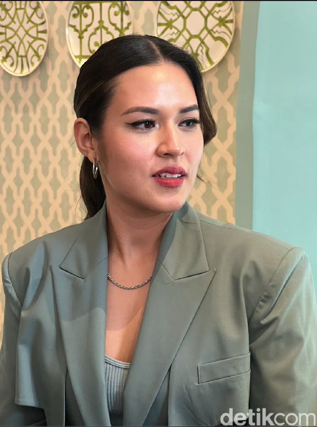 Raisa juga menyebut bahwa alat makeup yang paling nggak boleh ketinggalan untuknya adalah lipstik dan penjepit bulu mata. Bahkan jika saat pergi dirinya lupa membawa lipstik, wanita yang akrab disapa Yaya itu bisa membelinya lagi. Foto: Wolipop/Vina Oktiani