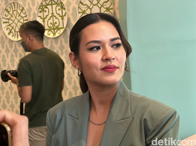 Ketika menghadiri acara perilisan Raine Beauty Raisa sendiri tampak memilih riasan wajah natural. Dengan winged eyeliner dan lipstik berwarna merah muda penampilan Raisa kian memukau. Foto: Wolipop/Vina Oktiani