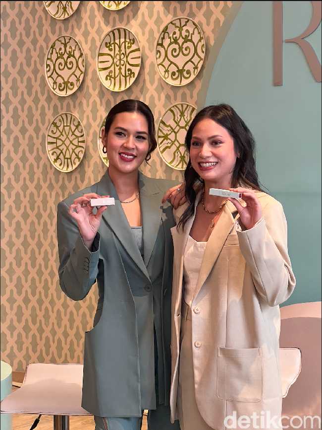 Tampil menghadiri acara perilisan lini makeupnya, Raisa tampak cantik mempesona mengenakan setelan blazer berwarna hijau tosca. Acara perilisan Raine Beauty itu digelar di Fairmont Hotel Jakarta pada Kamis, 28 Juli 2022. Foto: Wolipop/Vina Oktiani
