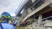 Foto kerusakan parah akibat gempa. Filipina secara teratur diguncang gempa karena lokasinya di Cincin Api Pasifik. 