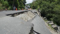 Jalanan ambrol akibat gempa. Badan seismologi setempat mengatakan bahwa lebih dari 800 gempa susulan telah tercatat sejak gempa melanda, termasuk 24 gempa susulan yang cukup kuat untuk dirasakan.  