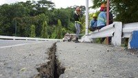 Jalanan terlihat retak. Selain itu, ratusan bangunan rusak atau hancur, jalan-jalan terhalang oleh tanah longsor dan listrik padam di provinsi-provinsi yang terkena dampak.  