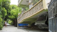 Pilar sebuah rumah roboh, bangunan ambruk sebagian. Gempa kuat itu mengguncang wilayah pegunungan, merobohkan bangunan, memicu tanah longsor dan menggoyang menara tinggi ratusan kilometer jauhnya di Ibu Kota Filipina.  