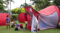 Warga mendirikan tenda di tanah lapang untuk terhindar dari dampak gempa susulan. Dilansir dari kantor berita AFP, Kamis (28/7/202), pihak berwenang mengatakan lima orang tewas dan lebih dari 150 luka-luka ketika gempa dahsyat itu mengguncang provinsi Abra pada Rabu pagi waktu setempat.  