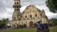 Altar Gereja Saint Catherine dari Alexandria rusak akibat gempa kuat yang melanda Tayum, provinsi Abra, Filipina utara, Kamis (28/7/2022) waktu setempat.  