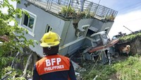 Rumah ini nyaris roboh karena gempa. Gempa hari Rabu kemarin adalah salah satu yang terkuat yang tercatat di Filipina dalam beberapa tahun terakhir. Gempa itu dirasakan di seluruh wilayah pulau Luzon, pulau paling padat penduduk di negara itu.  