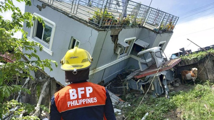 Ratusan Gempa Susulan Goyang Filipina, Gereja hingga Rumah Roboh A man looks at the damaged Saint Catherine of Alexandria Church a day after a strong quake struck Tayum, Abra province, northern Philippines on Thursday, July 28, 2022. A 7-magnitude quake set off landslides and damaged buildings in the northern Philippines on Wednesday, killing some people and injuring dozens. (AP Photo/ Czeasar Dancel)