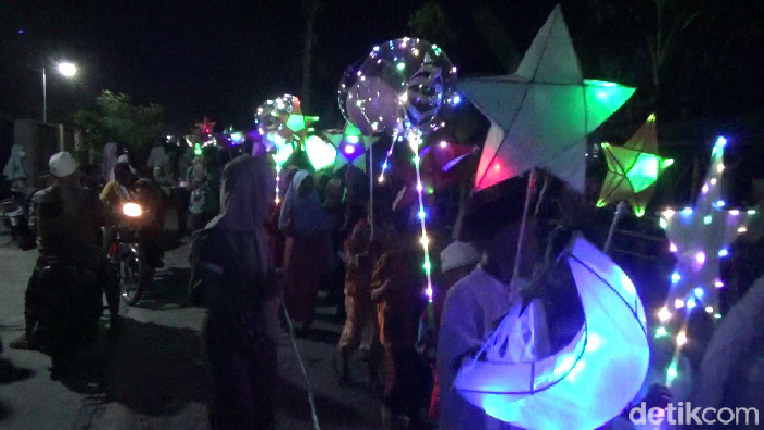 Remaja Lumajang peringati Tahun Baru Islam dengan Pawai Lampion