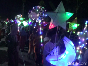 Cantiknya Pawai Lampion Ratusan Santri Lumajang di Malam Tahun Baru Islam