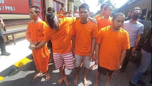 Residivis pelaku pencurian dengan modus pengempesan ban mobil (dua dari kiri) dihadirkan saat konferensi pers di Polres Badung.