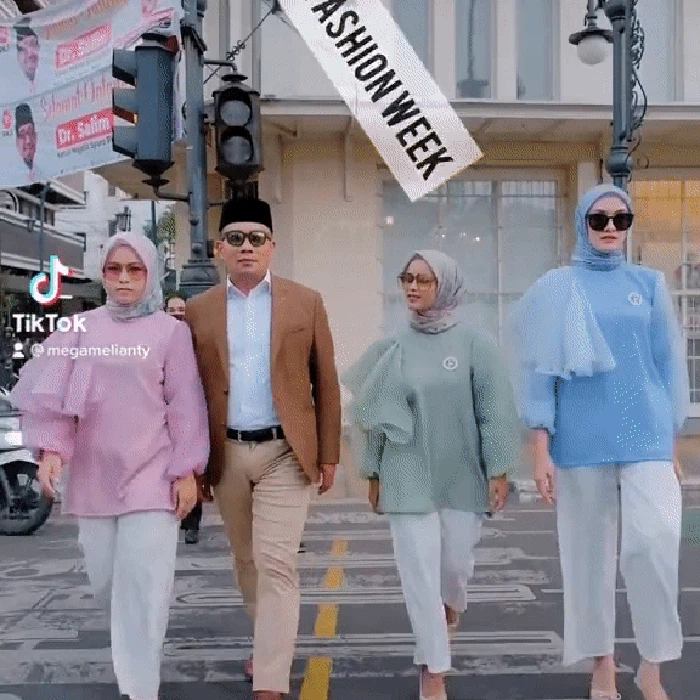 Ridwan Kamil ikut catwalk Braga Fashion Week.