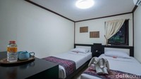Royal Caravan Hotel Trawas, Mojokerto mempunyai 2 tipe. Pertama, tipe superior berupa kontainer yang dijajar menyamping. Masing-masing karavan berkapasitas 2 orang. Sedangkan, tipe deluxe berupa karavan yang ditumpuk ke atas menyerupai sangkar burung dara. Sehingga, tipe ini mempunyai 2 kamar berkapasitas 4 orang.