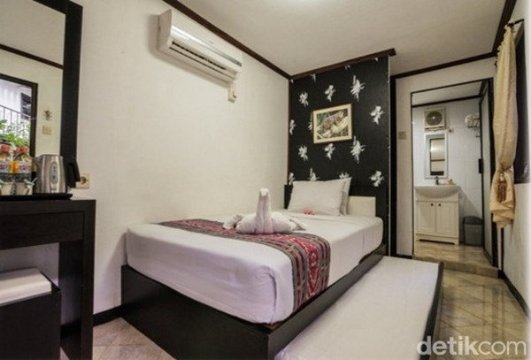 Fasilitas Royal Caravan Hotel Trawas, Mojokerto sudah standar hotel bintang 3, kamar mandi standing shower air panas dan dingin, handuk dan sabun, pemanas air, televisi, AC, lantainya marmer sehingga dingin. Fasilitas Royal Caravan Hotel Trawas, Mojokerto sudah standar hotel bintang 3, kamar mandi standing shower air panas dan dingin, handuk dan sabun, pemanas air, televisi, AC, lantainya marmer sehingga dingin.