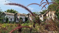 Sesuai namanya, Royal Caravan Hotel and Outbond berada di Jalan Raya Trawas KM 17, Desa Sukosari, Kecamatan Trawas ini menggunakan kontainer sebagai kamar.