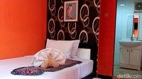 Tarif Royal Caravan Hotel Trawas, Mojokerto pun beragam sesuai pemandangan alam yang disuguhkan. Superior caravan garden view atau superior glamping dengan kapasitas 2 orang dihargai Rp 375 ribu. Lalu, superior mountain view untuk 2 orang Rp 475 ribu dan superior mountain view kapasitas 3 orang Rp 550 ribu.