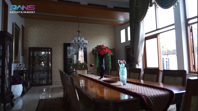 Begitu pula Raffi yang sudah beberapa kali datang, masih terkagum-kagum dengan kemegahan rumah tersebut. Bisa nyasar aku di rumah ini, kata Raffi ke Gigi. (Foto: YouTube/Rans Entertainment)