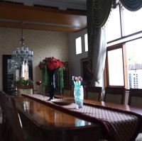 Begitu pula Raffi yang sudah beberapa kali datang, masih terkagum-kagum dengan kemegahan rumah tersebut. Bisa nyasar aku di rumah ini, kata Raffi ke Gigi. (Foto: YouTube/Rans Entertainment)