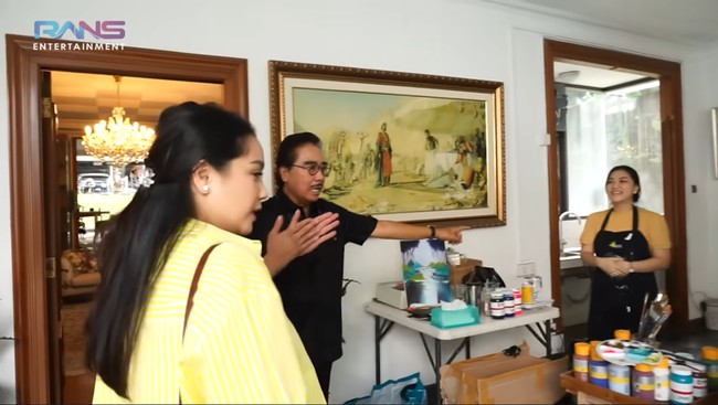 Hotma mengisi waktu luangnya dengan melukis. Ia bahkan memiliki ruang khusus untuk melukis. (Foto: YouTube/Rans Entertainment)
