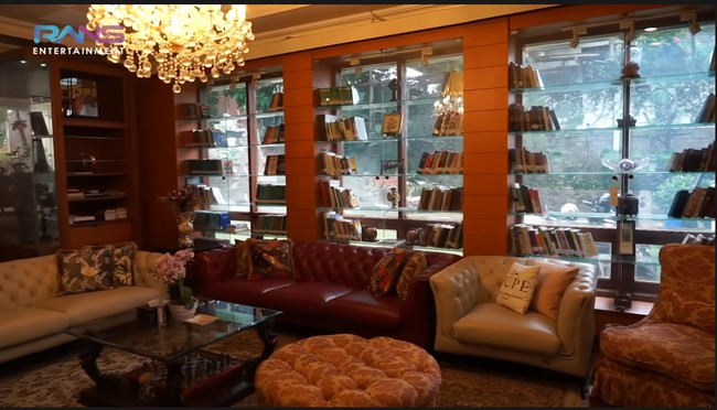 Di ruangan ini, Hotma sering mengadakan pertemuan dengan tamu penting. Interior bergaya klasik yang kental menciptakan atmosfer yang eksklusif. (Foto: YouTube/Rans Entertainment)