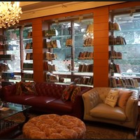 Di ruangan ini, Hotma sering mengadakan pertemuan dengan tamu penting. Interior bergaya klasik yang kental menciptakan atmosfer yang eksklusif. (Foto: YouTube/Rans Entertainment)