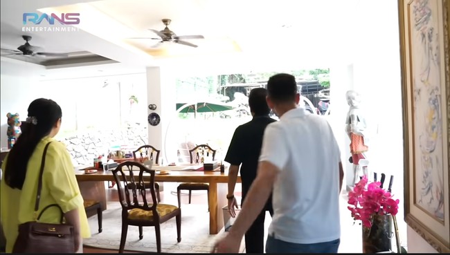 Dari ruang pertemuan, ke ruang pertemuan lainnya. Kali ini lebih terbuka dengan jendela kaca yang luas. (Foto: YouTube/Rans Entertainment)