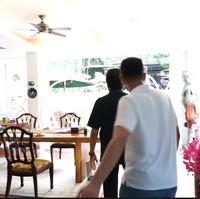 Dari ruang pertemuan, ke ruang pertemuan lainnya. Kali ini lebih terbuka dengan jendela kaca yang luas. (Foto: YouTube/Rans Entertainment)