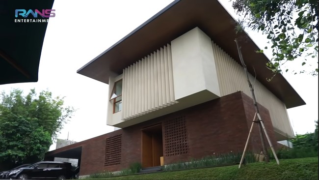 Rumah Hotma memiliki akses langsung ke rumah putranya, Ditho Sitompul. Berbeda dari rumah Hotma, rumah Ditho bergaya modern. (Foto: YouTube/Rans Entertainment)