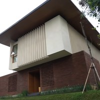 Rumah Hotma memiliki akses langsung ke rumah putranya, Ditho Sitompul. Berbeda dari rumah Hotma, rumah Ditho bergaya modern. (Foto: YouTube/Rans Entertainment)