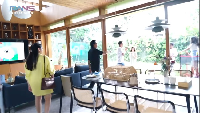 Nuansa kayu mendominasi rumah Dhito dan keluarga. Halaman belakangnya tak kalah luas. (Foto: YouTube/Rans Entertainment)