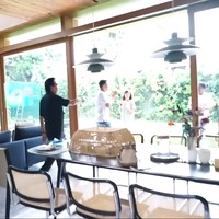 Nuansa kayu mendominasi rumah Dhito dan keluarga. Halaman belakangnya tak kalah luas. (Foto: YouTube/Rans Entertainment)
