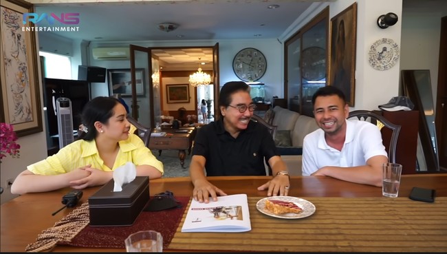 Didominasi interior kayu, ruang tersebut terasa hangat. Cocok sebagai tempat untuk berinteraksi. (Foto: YouTube/Rans Entertainment)