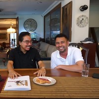 Didominasi interior kayu, ruang tersebut terasa hangat. Cocok sebagai tempat untuk berinteraksi. (Foto: YouTube/Rans Entertainment)