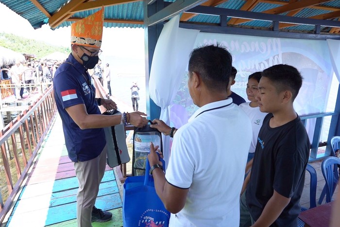 Sandiaga Beri Alat Snorkeling